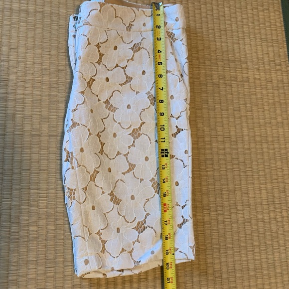 Eci New York  lined bone colored  floral lace shorts, size 6 - Picture 7 of 8